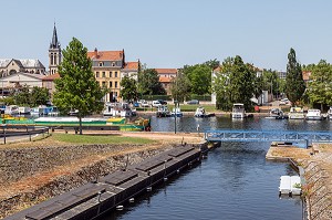 ECLUSE SUR LA LOIRE VERS PORT DE PLAISANCE EN CENTRE-VILLE, PORT FLUVIAL DU CANAL ROANNE-DIGOIN, ROANNE, LOIRE, FRANCE 