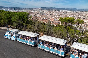 PETIT TRAIN TOURISTIQUE SUR LE CIRCUIT PANORAMIQUE DE NOTRE-DAME DE LA GARDE AVEC VUE SUR LE CENTRE-VILLE, MARSEILLE, BOUCHES-DU RHONE, FRANCE 