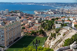 VUE SUE LE CENTRE-VILLE, LE VIEUX PORT, LA MER ET LES IMMEUBLES D'HABITATIONS AVEC TERRAIN DE FOOTBALL, MARSEILLE, BOUCHES-DU RHONE, FRANCE 