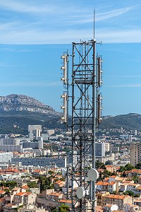 ANTENNE RELAIS TELEPHONIQUE POUR LE CENTRE-VILLE, MARSEILLE, BOUCHES-DU RHONE, FRANCE 