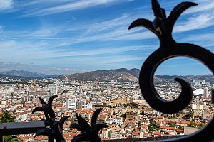 VUE SUR LES QUARTIERS DE LA VILLE AVEC LES MASSIFS DE L'ETOILE ET DU GARLABAN DEPUIS LA BASILIQUE NOTRE-DAME DE LA GARDE, MARSEILLE, BOUCHES-DU RHONE, FRANCE 