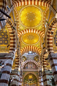 INTERIEUR ET PLAFOND DES COUPOLES DOREES DE LA BASILIQUE NOTRE-DAME DE LA GARDE, MARSEILLE, BOUCHES-DU RHONE, FRANCE 