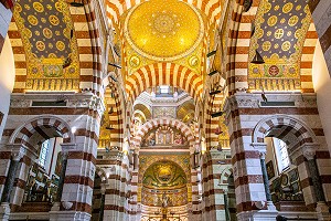 INTERIEUR ET PLAFOND DES COUPOLES DOREES DE LA BASILIQUE NOTRE-DAME DE LA GARDE, MARSEILLE, BOUCHES-DU RHONE, FRANCE 