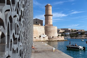 ENTREE DU VIEUX PORT ET TOUR DU FORT SAINT-JEAN PRES DU MUCEM, MUSEE DES CIVILISATIONS DE L'EUROPE ET DE LA MEDITERRANEE, MARSEILLE, BOUCHES-DU RHONE, FRANCE 