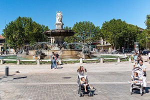 BALLET DE POUSSETTES, FONTAINE DE LA ROTONDE, AIX-EN-PROVENCE, BOUCHES-DU RHONE, FRANCE 