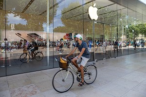 AFFLUENCE AU MAGASIN D'ELECTRONIQUE APPLE CENTER (ORDINATEURS ET TELEPHONES), PLACE DU GENERAL DE GAULLE, AIX-EN-PROVENCE, BOUCHES-DU RHONE, FRANCE 