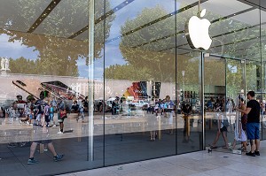 AFFLUENCE AU MAGASIN D'ELECTRONIQUE APPLE CENTER (ORDINATEURS ET TELEPHONES), PLACE DU GENERAL DE GAULLE, AIX-EN-PROVENCE, BOUCHES-DU RHONE, FRANCE 