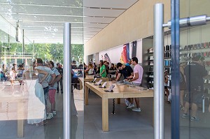 AFFLUENCE AU MAGASIN D'ELECTRONIQUE APPLE CENTER (ORDINATEURS ET TELEPHONES), PLACE DU GENERAL DE GAULLE, AIX-EN-PROVENCE, BOUCHES-DU RHONE, FRANCE 