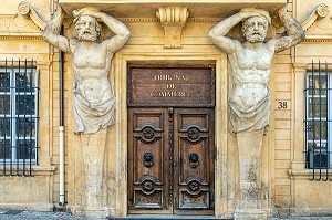 TRIBUNAL DE COMMERCE, HOTEL MAUREL DE PONTEVES DIT D'ESPAGNET CONSTRUIT VERS 1650 AVEC SES ATLANTES SUPPORT DE BALCON DE JACQUES FOSSE, COURS MIRABEAU, AIX-EN-PROVENCE, BOUCHES-DU RHONE, FRANCE 