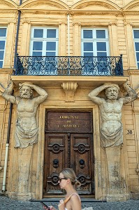 TRIBUNAL DE COMMERCE, HOTEL MAUREL DE PONTEVES DIT D'ESPAGNET CONSTRUIT VERS 1650 AVEC SES ATLANTES SUPPORT DE BALCON DE JACQUES FOSSE, COURS MIRABEAU, AIX-EN-PROVENCE, BOUCHES-DU RHONE, FRANCE 