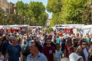 AFFLUENCE AU GRAND MARCHE DU SAMEDI, COURS MIRABEAU, AIX-EN-PROVENCE, BOUCHES-DU RHONE, FRANCE 