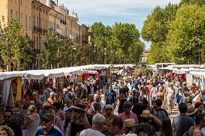 AFFLUENCE AU GRAND MARCHE DU SAMEDI, COURS MIRABEAU, AIX-EN-PROVENCE, BOUCHES-DU RHONE, FRANCE 