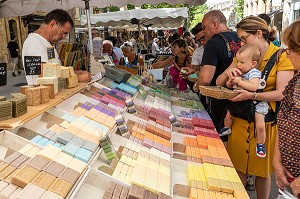 VENTE DE SAVONS DE MARSEILLE ET PARFUMES SUR LE MARCHE, COURS MIRABEAU, AIX-EN-PROVENCE, BOUCHES-DU RHONE, FRANCE 