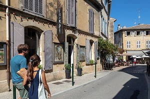 GALERIE D'ART, RUE HENRI DE SAVORNIN, VILLAGE DE LOURMARIN, VAUCLUSE, LUBERON, FRANCE 