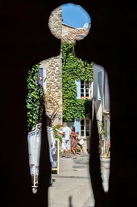 BOUTIQUE DE VETEMENTS DANS LES RUELLES DU VILLAGE, LOURMARIN, VAUCLUSE, LUBERON, FRANCE 