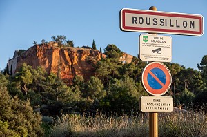 PANNEAU D'ENTRE DE VILLE SOUS SURVEILLANCE VIDEO, ROUSSILLON, VAUCLUSE, LUBERON, FRANCE 