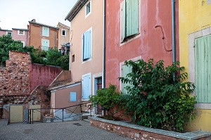 MAISONS DE VILLES AUX COULEURS DE L'OCRE DU PAYS, ROUSSILLON, VAUCLUSE, PARC NATUREL REGIONAL DU LUBERON, FRANCE 