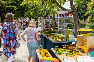 FETE ET MARCHE DES POTIERS DANS LE JARDIN PUBLIC, APT, VAUCLUSE, LUBERON, FRANCE 