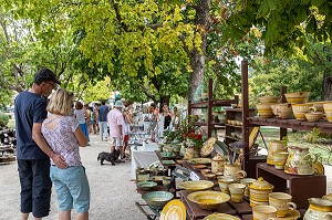 FETE ET MARCHE DES POTIERS DANS LE JARDIN PUBLIC, APT, VAUCLUSE, LUBERON, FRANCE 