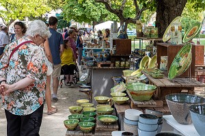 FETE ET MARCHE DES POTIERS DANS LE JARDIN PUBLIC, APT, VAUCLUSE, LUBERON, FRANCE 