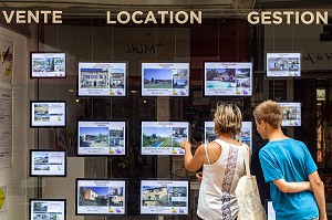 CLIENTS DEVANT UNE AGENCE IMMOBILIERE, APT, VAUCLUSE, PARC NATUREL REGIONAL DU LUBERON, FRANCE 