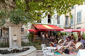 FONTAINE ET BISTROT DU SEPTIER, CHAISES LONGUES ET PARASOLS, PLACE DU SEPTIER, APT, VAUCLUSE, LUBERON, FRANCE 