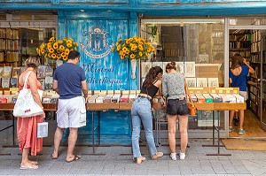 CLIENTS DEVANT LA LIBRAIRIE INDEPENDANTE MISTRAL BIBLIOTHEQUE, RUE CARNOT, L'ISLE-SUR-LA-SORGUE, VAUCLUSE, LUBERON, FRANCE 