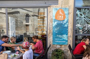 CAFE CULTUREL FMR AVEC SES ACTIVITES CULTURELLES ET EXPOSITIONS, PLACE DE LA LIBERTE, L'ISLE-SUR-LA-SORGUE, VAUCLUSE, LUBERON, FRANCE 