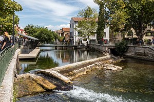 BALADE SUR LES BORDS DE LA SORGUE, QUAI JEAN JAURES, L'ISLE-SUR-LA-SORGUE, VAUCLUSE, LUBERON, FRANCE 