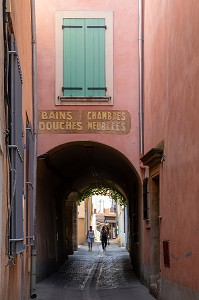 ANCIEN BAINS DOUCHES ET CHAMBRES MEUBLEES DANS LA RUELLE JEAN-JACQUES ROUSSEAU, L'ISLE-SUR-LA-SORGUE, VAUCLUSE, LUBERON, FRANCE 