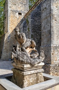 STATUE DE SAINT-VERAN QUI AURAIT CHASSE L'ANIMAL LEGENDAIRE LE COULOBRE, DRAGON VIVANT DANS LA FONTAINE, EGLISE NOTRE-DAME, FONTAINE-DE-VAUCLUSE, VAUCLUSE, LUBERON, FRANCE 