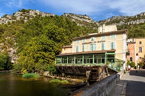 ROUE A AUBE SUR LA SORGUE PRES DE L'HOSTELLERIE LE CHATEAU, FONTAINE-DE-VAUCLUSE, VAUCLUSE, LUBERON, FRANCE 