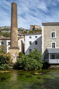 CHEMINEE D'USINE DE L'INDUSTRIE PAPETIERE ABANDONNEE SUR LA SORGUE ET VESTIGES DU XIII EME SIECLE DU CHATEAU DES EVEQUES DE CAVAILLON AU-DESSUS DU VILLAGE, FONTAINE-DE-VAUCLUSE, VAUCLUSE, LUBERON, FRANCE 