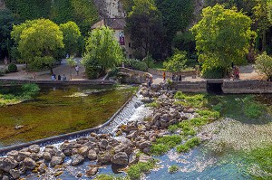 JARDIN PUBLIC AUTOUR DU MUSEE BIBLIOTHEQUE FRANCOIS PETRARQUE LE LONG DE LA SORGUE, FONTAINE-DE-VAUCLUSE, VAUCLUSE, LUBERON, FRANCE 