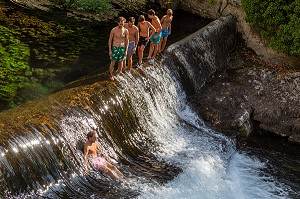 JEU D'EAU DANS LES VASQUES DE LA SORGUE, FONTAINE-DE-VAUCLUSE, VAUCLUSE, LUBERON, FRANCE 