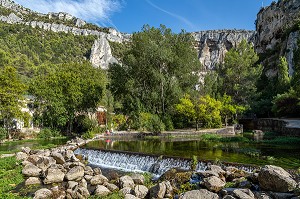 BASSIN D'EAU SUR LA SORGUE ENCAISSE ENTRE LES MONTAGNES, FONTAINE-DE-VAUCLUSE, VAUCLUSE, LUBERON, FRANCE 