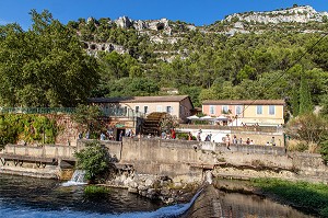 MAISONS ET BALADE AU BORD DE LA SORGUE, FONTAINE-DE-VAUCLUSE, VAUCLUSE, LUBERON, FRANCE 