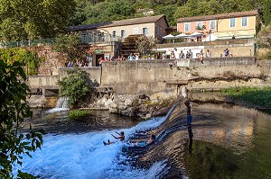 JEUX D'EAU, MAISONS ET BALADE AU BORD DE LA SORGUE, FONTAINE-DE-VAUCLUSE, VAUCLUSE, LUBERON, FRANCE 