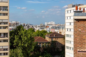 VUE SUR PARIS ET LE SACRE COEUR DEPUIS LA TERRASSE D'UN IMMEUBLE D'HABITATION, BOULEVARD EXTERIEUR, 15EME ARRONDISSEMENT, PARIS, FRANCE 