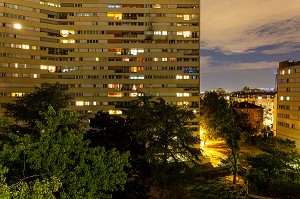 SQUARE DES PERICHAUX DEVANT LES IMMEUBLES D'HABITATION COLLECTIF A LOYER MODERE (HLM), BOULEVARD EXTERIEUR, 15EME ARRONDISSEMENT, PARIS, FRANCE 