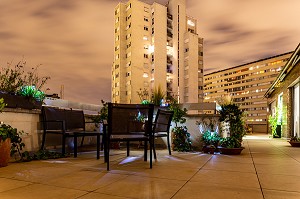 TERRASSE DE NUIT DU DERNIER ETAGE D'UN IMMEUBLE D'HABITATION, 15EME ARRONDISSEMENT, PARIS, FRANCE 