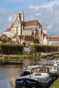 CATHEDRALE SAINT-ETIENNE ET PORT FLUVIAL SUR LES BORDS DE L'YONNE, QUAI DE L'ANCIENNE ABBAYE, AUXERRE, YONNE, FRANCE 