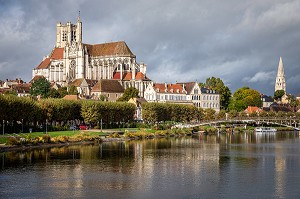 CATHEDRALE SAINT-ETIENNE ET ABBAYE SAINT-GERMAIN SUR LES BORDS DE L'YONNE, QUAI DE LA MARINE, AUXERRE, YONNE, FRANCE 