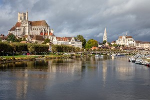 CATHEDRALE SAINT-ETIENNE ET ABBAYE SAINT-GERMAIN SUR LES BORDS DE L'YONNE, QUAI DE LA MARINE, AUXERRE, YONNE, FRANCE 
