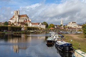 CATHEDRALE SAINT-ETIENNE ET ABBAYE SAINT-GERMAIN, PORT FLUVIAL SUR LES BORDS DE L'YONNE, QUAI DE L'ANCIENNE ABBAYE, AUXERRE, YONNE, FRANCE 