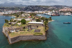 FORT SAINT-LOUIS AVEC LA POINTE SIMON ET LE CENTRE VILLE, FORT-DE-FRANCE, MARTINIQUE, ANTILLES FRANCAISES, FRANCE 