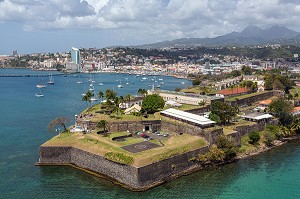 FORT SAINT-LOUIS AVEC LA POINTE SIMON ET LE CENTRE VILLE, FORT-DE-FRANCE, MARTINIQUE, ANTILLES FRANCAISES, FRANCE 