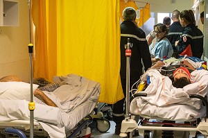 EMBOUTEILLAGE DE BRANCARDS DANS LES COULOIRS DU SERVICE DES URGENCES DE L'HOPITAL, DEPOT DE LA VICTIME AVEC LES SAPEURS-POMPIERS, ALENCON (61), FRANCE 