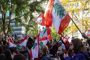 DES CENTAINES DE QUEBECOIS D'ORIGINE LIBANAISE MANIFESTENT POUR DEMANDER LA DEMISSION DU GOUVERNEMENT DU LIBAN, SQUARE DORCHESTER, MONTREAL, QUEBEC, CANADA 