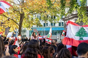 DES CENTAINES DE QUEBECOIS D'ORIGINE LIBANAISE MANIFESTENT POUR DEMANDER LA DEMISSION DU GOUVERNEMENT DU LIBAN, SQUARE DORCHESTER, MONTREAL, QUEBEC, CANADA 